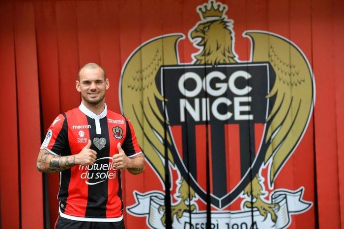 Nice's football club new signing Dutch midfielder Wesley Sneijder poses on August 8, 2017 at the Allianz Riviera stadium