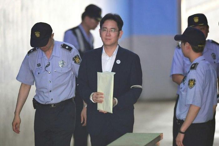 Lee Jae-Yong, the vice-chairman of Samsung Electronics, is escorted by prison guards as he arrives in court