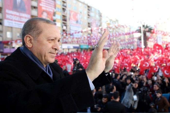 Turkish President Recep Tayyip Erdogan greets supporters at Muftuluk Square in the southeastern city of Kahramanmaras, on February 17, 2017