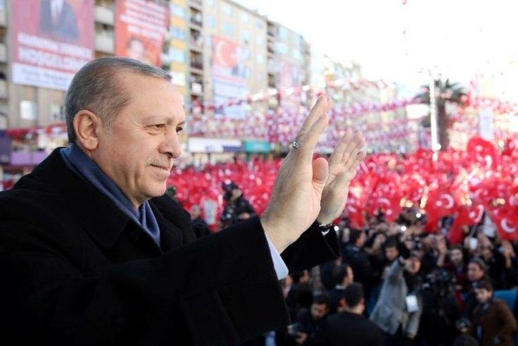 Turkish President Recep Tayyip Erdogan greets supporters at Muftuluk Square in the southeastern city of Kahramanmaras, on February 17, 2017