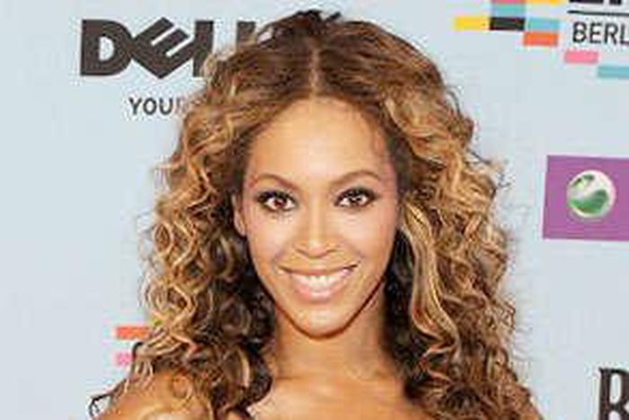 Beyonce's proposal came with two diamond rings — a $5 million, 18-carat Lorraine Schwartz monster and a $5K imitation because Bey didn't couldn't wear the expensive rock at all times.