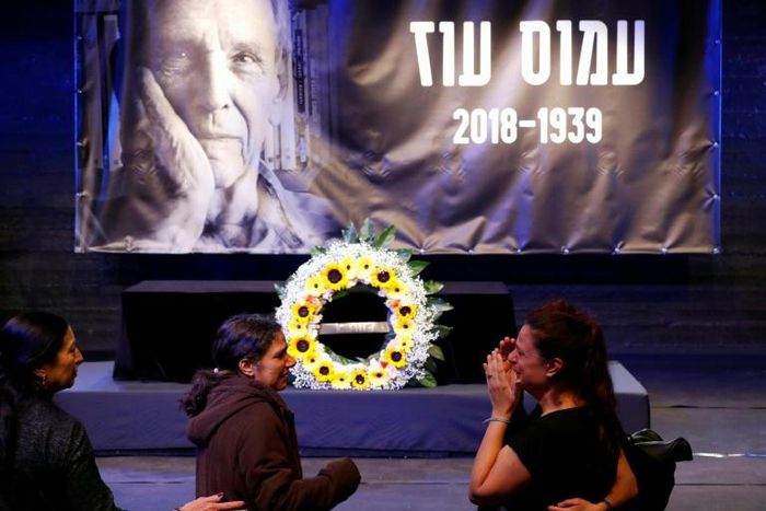 Mourners pay tribute to Israeli writer Amos Oz during a memorial service in Tel Aviv on December 31, 2018