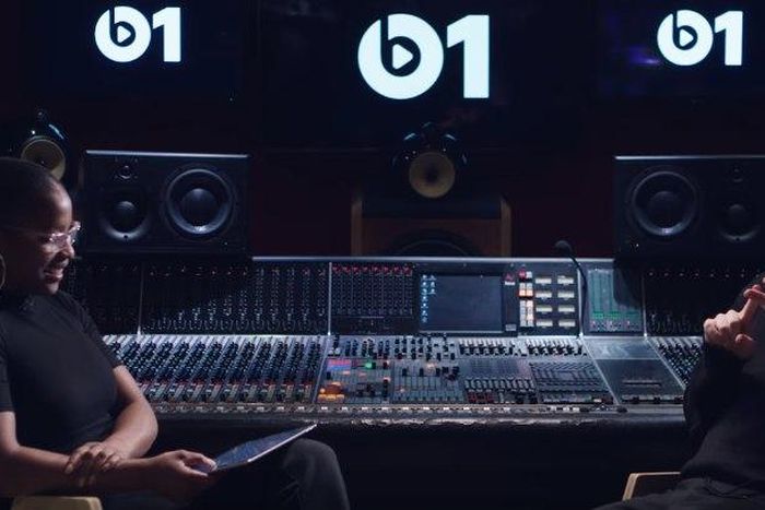 Julie Adenuga interviewa Mura Masa