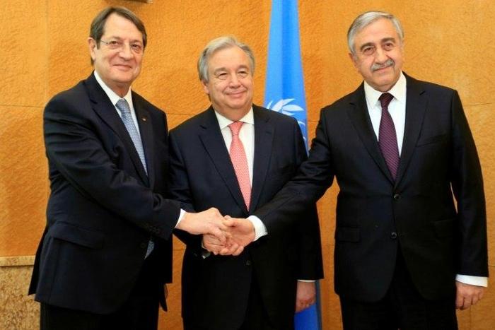 UN Secretary General Antonio Guterres (centre) flanked by Cypriot President Nicos Anastasiades (L) and Turkish Cypriot leader Mustafa Akinci before a trilateral meeting in Geneva, on January 12, 2017