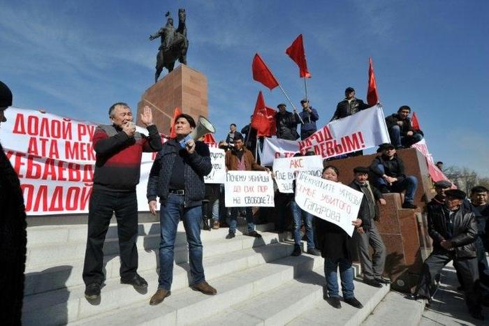 Supporters of detained opposition politician Omurbek Tekebayev, who leads the nominally socialist Ata-Meken party, take part in a rally on February 27, 2017 in the Kyrgyzstan's capital Bishkek
