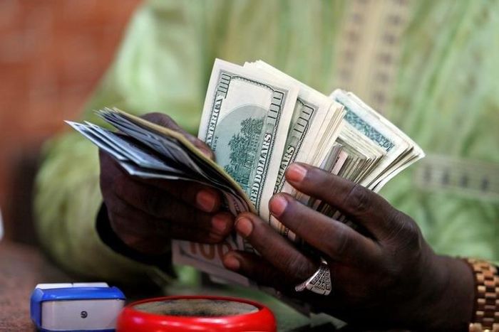 A bureau de change operator counts U.S. currency notes in Abuja, March 12, 2015.  REUTERS/Afolabi Sotunde/File Photo