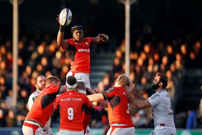 Saracens' English lock Maro Itoje (C) wins the ball in the line-out during the European Rugby Champions Cup, pool 3 rugby union match against Toulon January 21, 2017