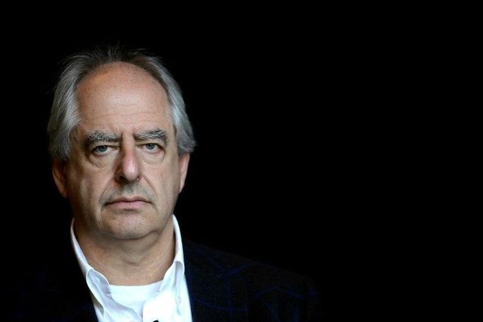 South African artist William Kentridge began sketching from charcoals his "drawings in motion" in the 1980s