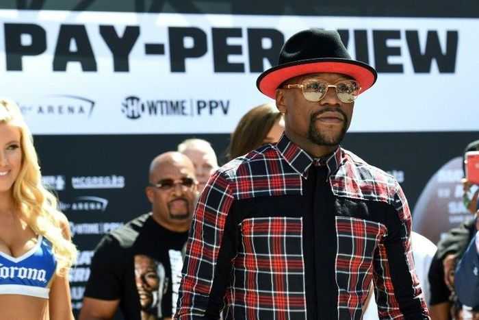 Boxer Floyd Mayweather Jr. arrives at Toshiba Plaza on August 22, 2017 in Las Vegas, Nevada