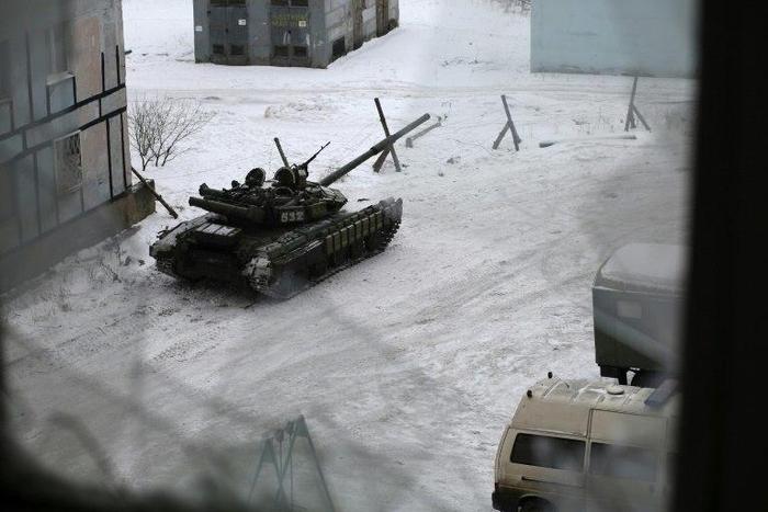 A Ukrainian Forces tank takes up position in the flashpoint eastern town of Avdiivka, just north of the pro-Russian rebels' de facto capital of Donetsk