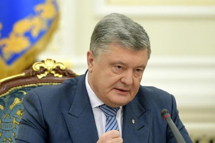 Poroshenko, whose government is locked in a conflict with Moscow-backed insurgents in the east, trails two-time ex-prime minister Yulia Tymoshenko in the latest opinion polls