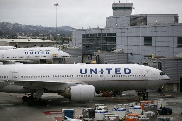 United Airlines CEO Oscar Munoz says he will not resign amid a social media storm after the US carrier forcefully removed a passenger from a flight due to overbooking