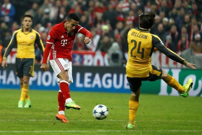 Bayern Munich's Thiago Alcantara (C) scores during their UEFA Champions League match against Arsenal, in Munich, on February 15, 2017