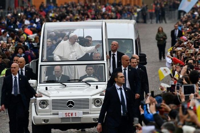 Pope Francis is reaching out to a group of altra-traditionalists