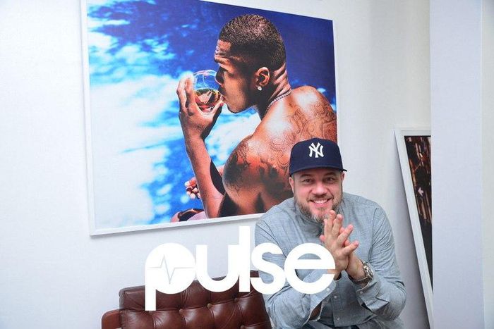 Jonathan Mannion showcases past works to pressmen