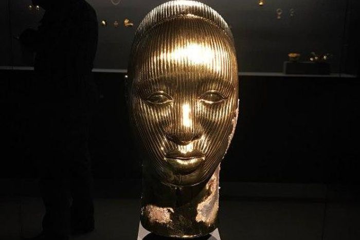 Damien Hirst sculpture titled "Golden heads (female)"