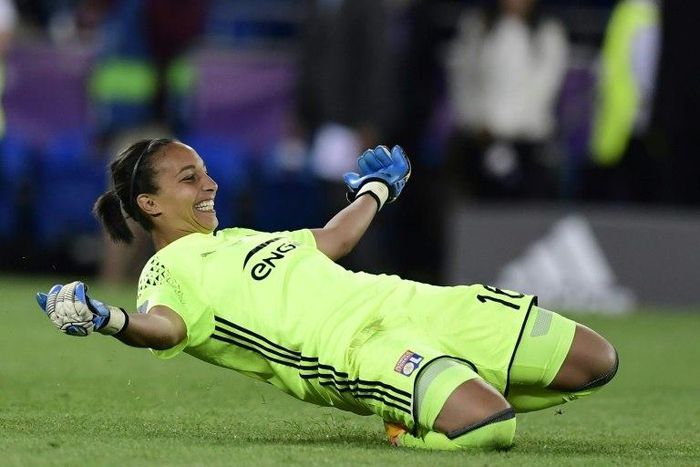 Lyon's goalkeeper Sarah Bouhaddi celebrates scoring the winning penalty against Paris Saint-Germain at the Cardiff City Stadium in Cardiff, south Wales, on June 1, 2017