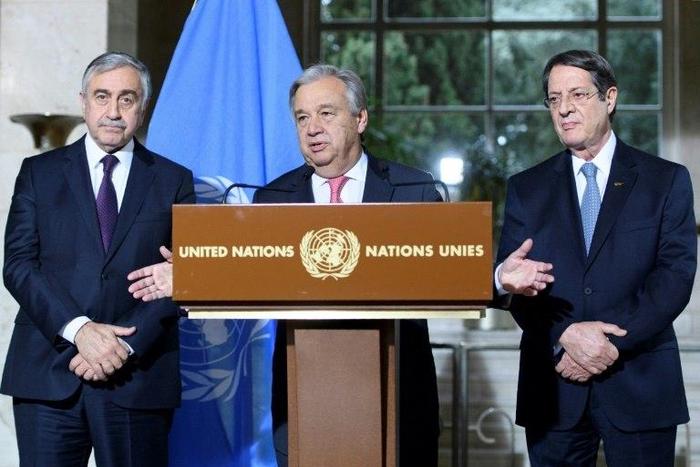 UN Secretary General Antonio Guterres (C) speaks as Turkish Cypriot leader Mustafa Akinci (L) and Greek Cypriot leader Nicos Anastasiades (R) listen on during a press conference following Cyprus peace talks in Geneva on January 12, 2017