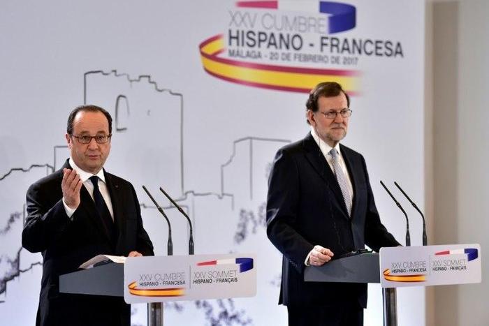 Spanish Prime Minister Mariano Rajoy (R) and French President Francois Hollande give a joint press conference at the Centre Pompidou during a Spanish-Franco summit in Malaga, on February 20, 2017