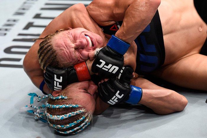 ___6942860___https:______static.pulse.com.gh___webservice___escenic___binary___6942860___2017___7___4___19___how-a-Choke-Hold-Made-a-UFC-Fighter-Poop-In-the-Ring_1