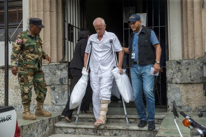 Frenchman Alain Castany (C), sentenced to 20 years for drug trafficking in the "Air Cocaine" case, leaving prison in Santo Domingo to be transferred to France for medical reasons
