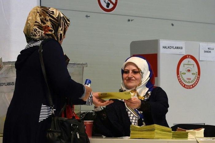 Turkish voters in Germany have started casting their ballots for the April 16 referendum