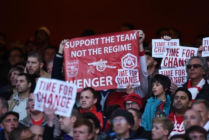 Britain Football Soccer - Arsenal v Norwich City - Barclays Premier League - Emirates Stadium - 30/4/16. Arsenal fans protest with signs on the 78th minute. Action Images via Reuters / Tony O'Brien. Livepic