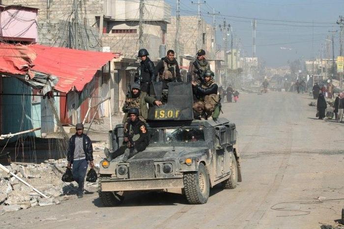 Iraqi special forces patrol the Al-Quds neighbourhood of Mosul after recapturing it from Islamic State (IS) group jihadists on January 3, 2017, during an ongoing operation to retake the city
