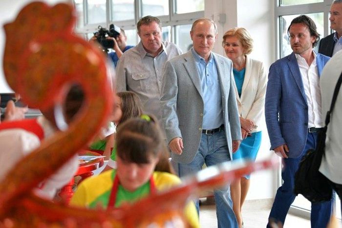 Russian President Vladimir Putin (C) visits a youth holiday facility outside Yalta, Crimea, which was denounced by Kiev as violating its sovereignty