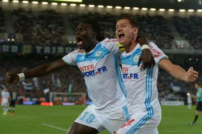 Marseille's Bafetimbi Gomis (L) celebrates after scoring a goal with teammate Florian Thauvin during their French Ligue 1 match against Bordeaux, at the Matmut Atlantique stadium in Bordeaux, on May 14, 2017