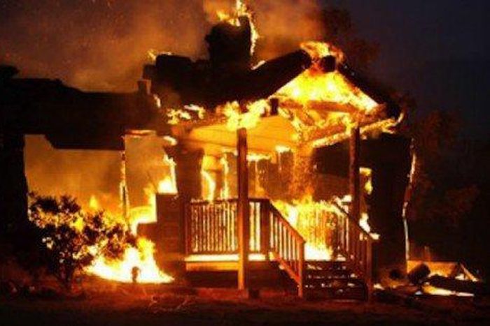 House burning (Illustration)