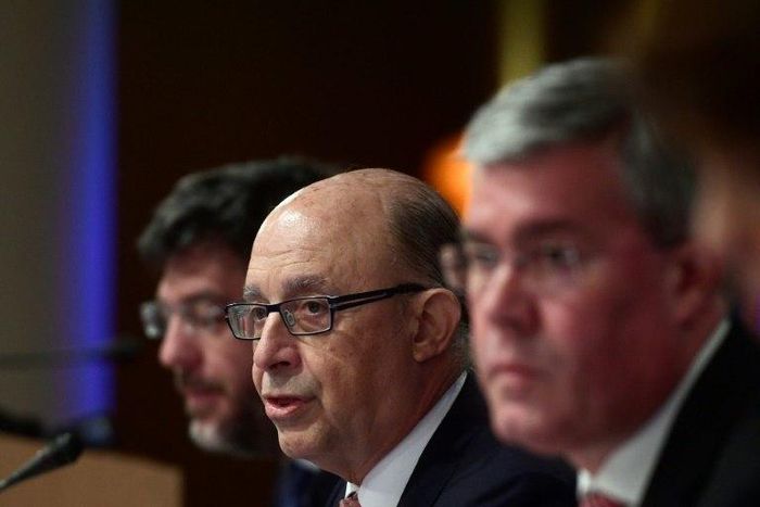 Minister of Finance and Public Services, Cristobal Montoro (C) gives a press conference to inform about 2016 budget in Madrid, on March 30, 2017