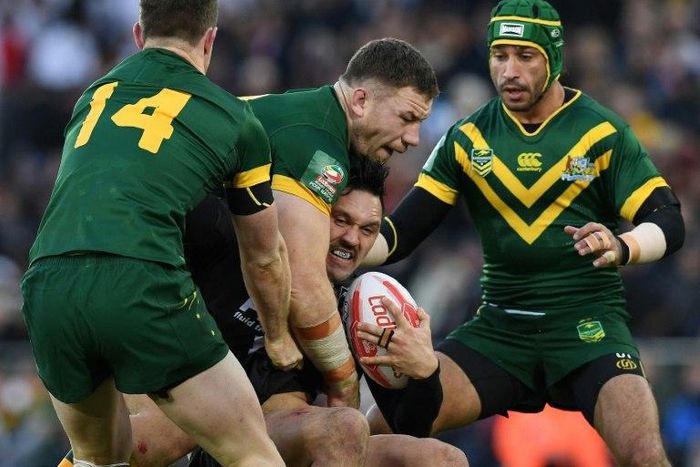 New Zealand's Jordan Rapana (C) vies with Australia's Michael Morgan (L) and Johnathan Thurston (R) during a rugby league Four Nations final in Liverpool, England, November 2016