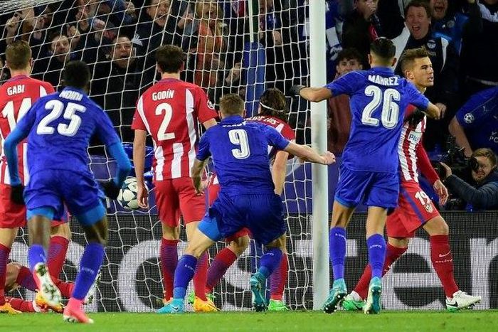 Leicester City's striker Jamie Vardy (C) scores during the UEFA Champions League quarter-final second leg football match between Leicester City and Club Atletico de Madrid at the King Power stadium in Leicester on April 18, 2017