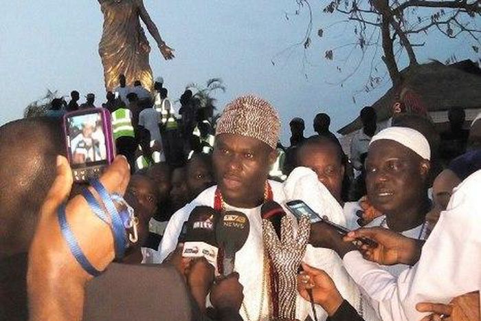 Ooni of Ife talking to press