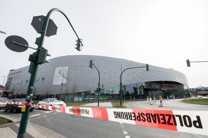A police cordon around the "Limbecker Platz" in Essen