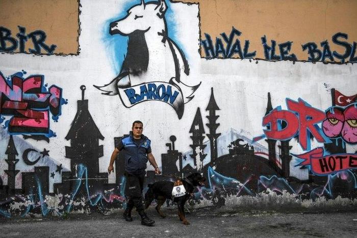 Turkish police prevented activists from holding a Gay Pride parade in Istanbul in defiance of a ban by local authorities