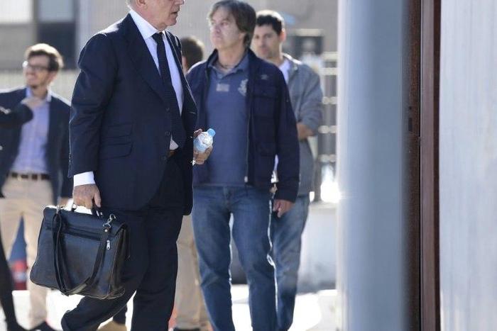 Former IMF chief Rodrigo Rato (L) arrives at the High Court in San Fernando de Henares, near Madrid for the "Black cards of Bankia" trial over bankers' luxury sprees, on September 26, 2016