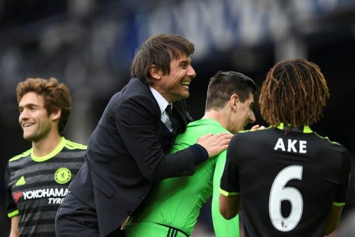 Chelsea's head coach Antonio Conte (2ndL) celebrates victory at the end of an English Premier League match against Everton
