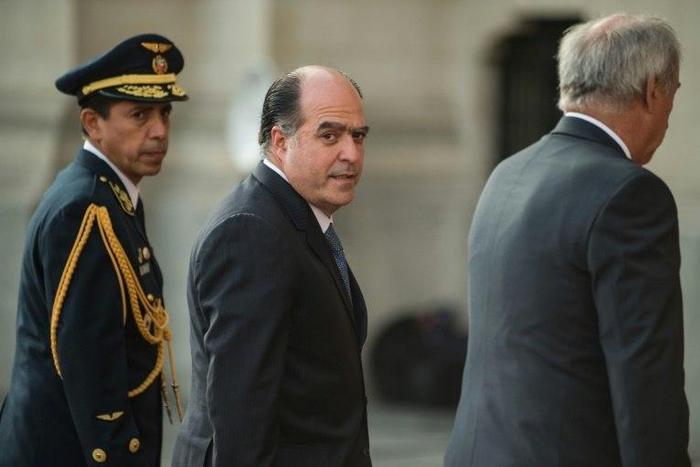 Venezuelan Congress President Julio Borges (C), pictured on May 11, 2017, made an appeal to the military to engage in a candid debate regarding the country's political crisis