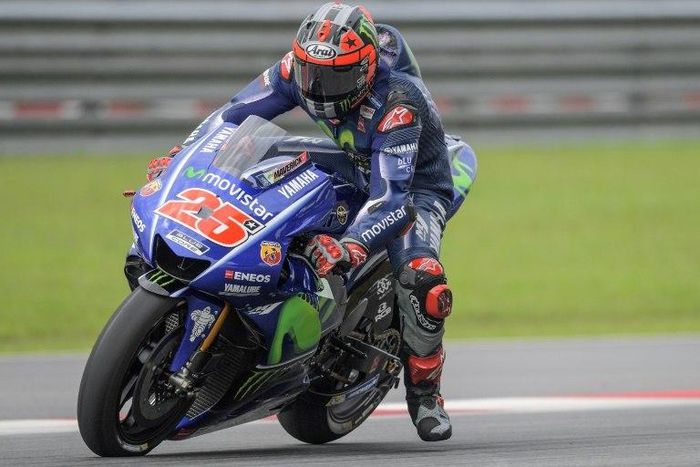 Movistar Yamaha MotoGP's Spanish rider Maverick Vinales brakes before taking a corner during the last day of 2017 MotoGP pre-season test at the Sepang International Circuit on February 1, 2017