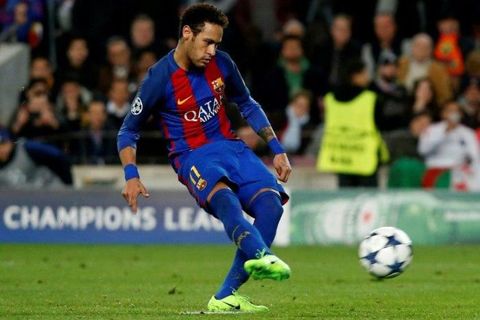 Barcelona's Brazilian forward Neymar kicks to socre on a penalty kick during the UEFA Champions League round of 16 second leg football match FC Barcelona vs Paris Saint-Germain FC at the Camp Nou stadium in Barcelona on March 8, 2017