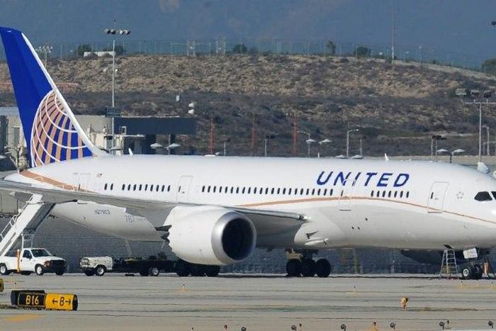 United Airlines says it supports a gate agent's decision to bar two girls from boarding a flight in Denver because they were wearing leggings