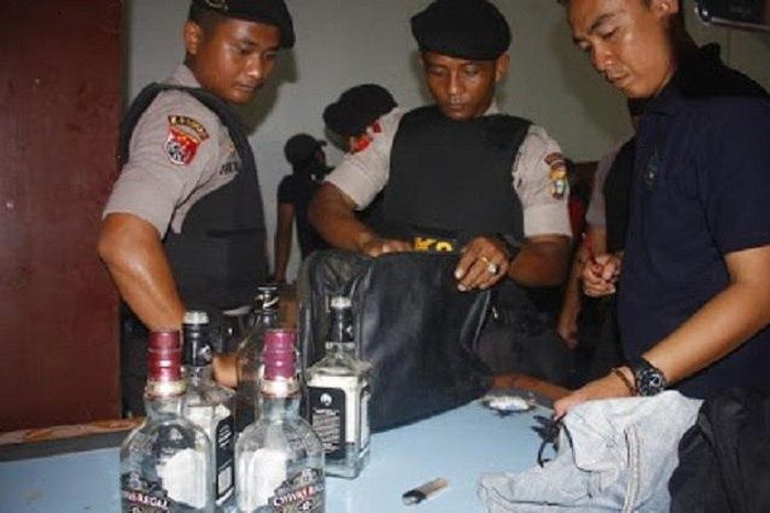 Indonesian Narcotic officials displaying the drugs got from the dead suspect