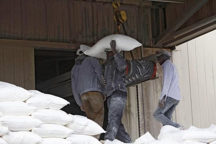 Workers load flour at a mill for Libyan grains in Tripoli February 11, 2015.   REUTERS/Ismail Zitouny