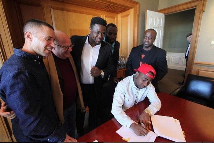 Davido signing his mega deal with SOny Music in 2016.