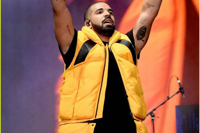 Drake gives pleasant surprise perfomance at Coachella 2017