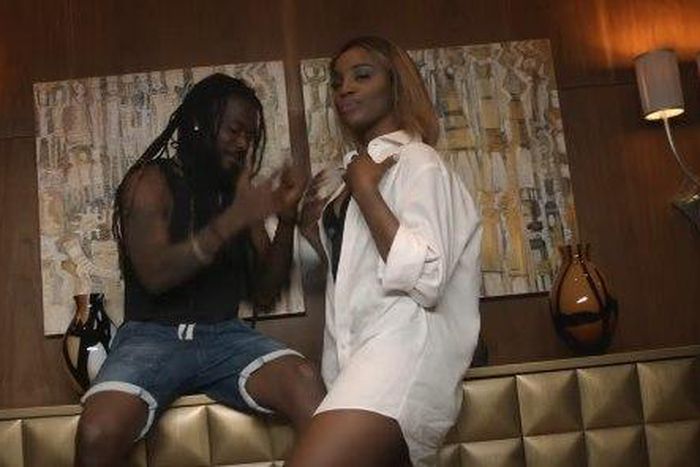 Samini feat Seyi Shay Turn up