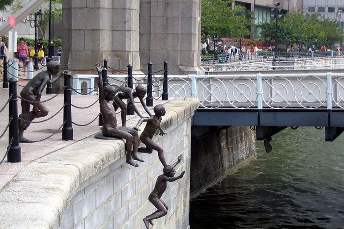 ___6824486___https:______static.pulse.com.gh___webservice___escenic___binary___6824486___2017___6___12___17___worlds-most-creative-statues-7