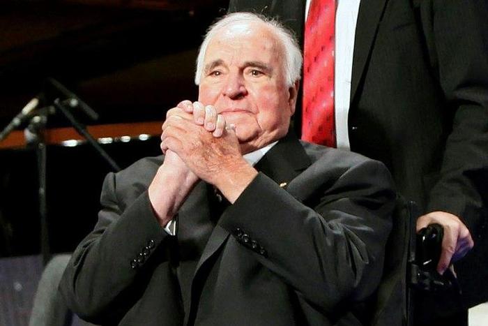 Former German Chancellor Helmut Kohl attends a commemorative event on the fall of the Berlin wall at the Friedrichstadtpalast music hall in Berlin in 2009